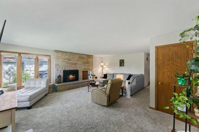 Live your BEST life in this Oconomowoc ranch. Nothing beats the - photo 4