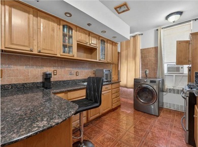 JUST LISTED! 6-UNIT MULTI-FAMILY BUILDING | 12 BEDROOMS, 6 - photo 3