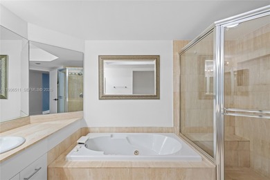 High-floor residence with northeast exposure and panoramic ocean