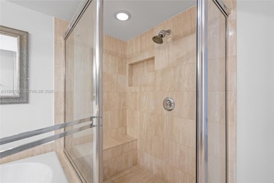 High-floor residence with northeast exposure and panoramic ocean