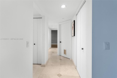 High-floor residence with northeast exposure and panoramic ocean