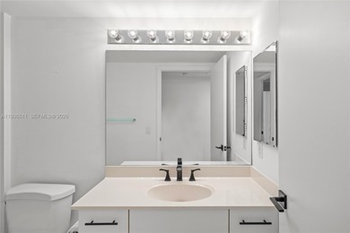 High-floor residence with northeast exposure and panoramic ocean