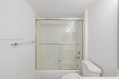 High-floor residence with northeast exposure and panoramic ocean