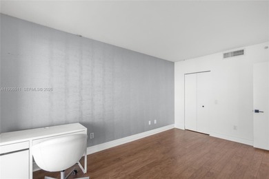 High-floor residence with northeast exposure and panoramic ocean