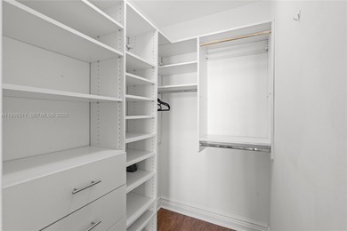 High-floor residence with northeast exposure and panoramic ocean