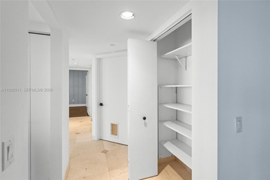 High-floor residence with northeast exposure and panoramic ocean