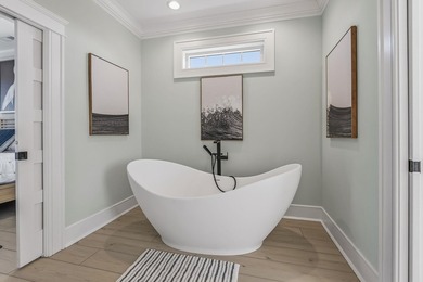 Waterfront six-bedroom, six-bathroom, custom-built 2024 - photo 20