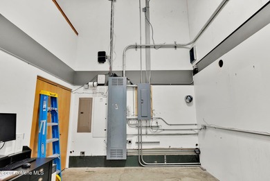 Office/Industrial Building in Warren K Park on a fully fenced