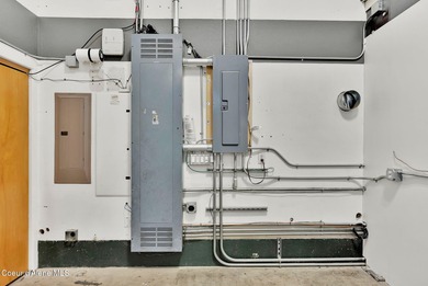 Office/Industrial Building in Warren K Park on a fully fenced