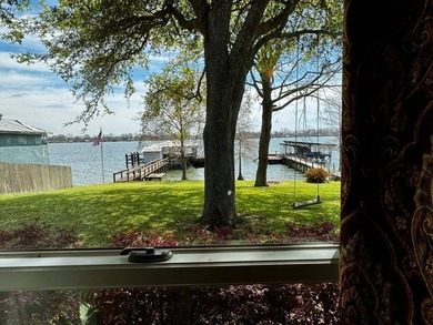 This 2006 custom built Lakehouse boast high ceilings 3 bedrooms - photo 21