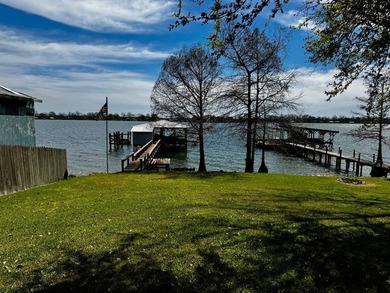 This 2006 custom built Lakehouse boast high ceilings 3 bedrooms - photo 43