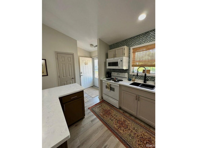 Beautifully updated 2-bedroom, 2-bath, single-level condo - photo 22