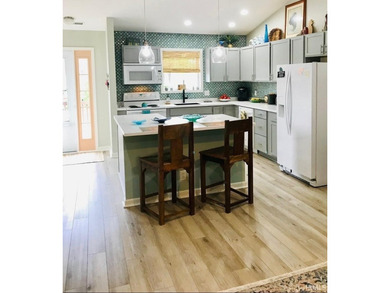 Beautifully updated 2-bedroom, 2-bath, single-level condo - photo 27