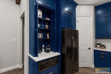 YOUR LUXURY RETREAT AWAITS - MOTIVATED SELLERS! Experience - photo 11