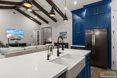 YOUR LUXURY RETREAT AWAITS - MOTIVATED SELLERS! Experience - photo 14