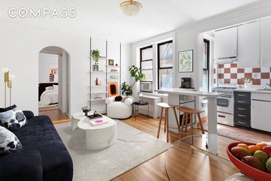 Sunny & Spacious One Bedroom in a Charming, Prewar, Art Deco - photo 1