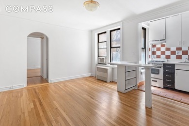 Sunny & Spacious One Bedroom in a Charming, Prewar, Art Deco - photo 2