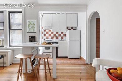Sunny & Spacious One Bedroom in a Charming, Prewar, Art Deco - photo 3