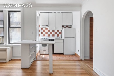 Sunny & Spacious One Bedroom in a Charming, Prewar, Art Deco - photo 4
