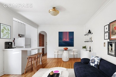 Sunny & Spacious One Bedroom in a Charming, Prewar, Art Deco - photo 5