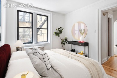 Sunny & Spacious One Bedroom in a Charming, Prewar, Art Deco - photo 7