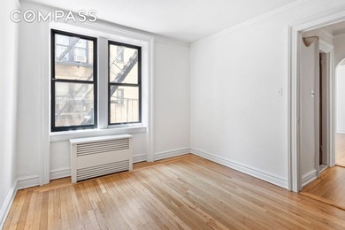 Sunny & Spacious One Bedroom in a Charming, Prewar, Art Deco - photo 8