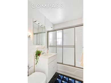 Sunny & Spacious One Bedroom in a Charming, Prewar, Art Deco - photo 9