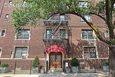 Sunny & Spacious One Bedroom in a Charming, Prewar, Art Deco - photo 10