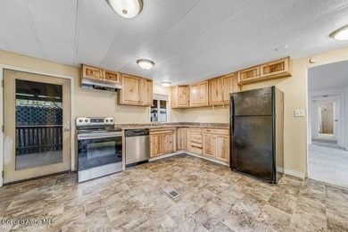 Beautifully remodeled and completely move in ready 3 bed, 2 bath - photo 3