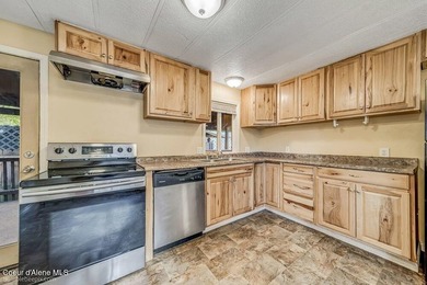 Beautifully remodeled and completely move in ready 3 bed, 2 bath - photo 10