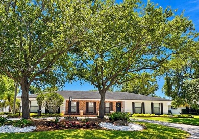 Welcome to this stunning & character-filled multigenerational - photo 1