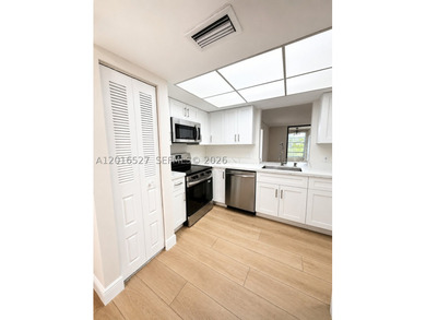 FIRST FLOOR- NO STAIRS, CORNER UNIT in desirable Palm Springs!! - photo 15