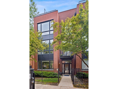 (private lake, pond, creek) Townhome/Townhouse Active Under Contract in Chicago Illinois