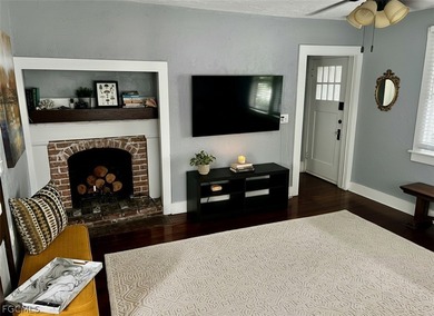 Welcome to The Hough House, a classic triplex full of old school - photo 11