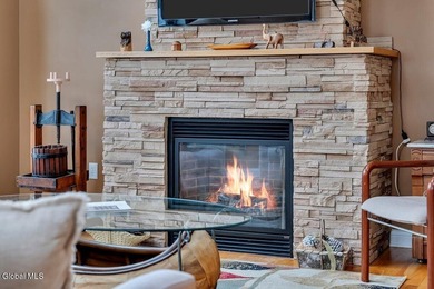 Lakeside views! 3,000 sq/ft of comfortable living space with 2 - photo 17