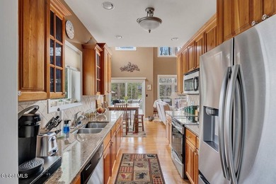 Lakeside views! 3,000 sq/ft of comfortable living space with 2 - photo 19