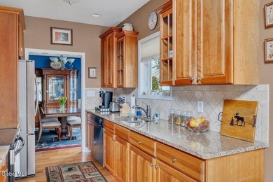 Lakeside views! 3,000 sq/ft of comfortable living space with 2 - photo 20