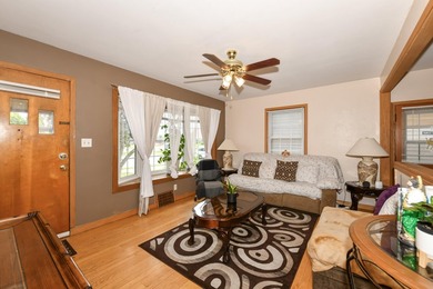 Cute as a button! Just a short distance away from Lake MI - photo 2