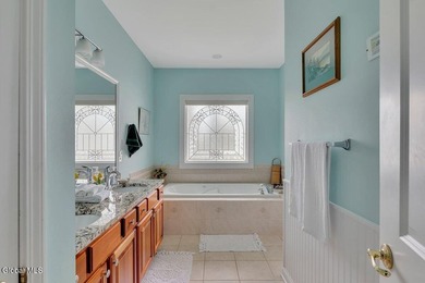 Lakeside views! 3,000 sq/ft of comfortable living space with 2 - photo 29