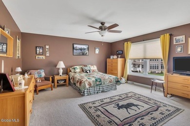 Lakeside views! 3,000 sq/ft of comfortable living space with 2 - photo 44