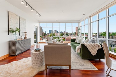 Floor-to-ceiling windows frame the spectacular 270 city views - photo 2