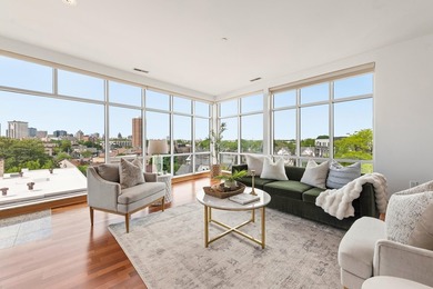 Floor-to-ceiling windows frame the spectacular 270 city views - photo 3