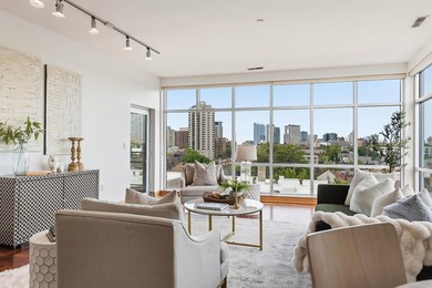 Floor-to-ceiling windows frame the spectacular 270 city views - photo 4