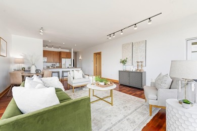 Floor-to-ceiling windows frame the spectacular 270 city views - photo 5