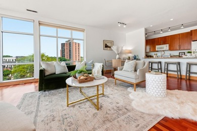 Floor-to-ceiling windows frame the spectacular 270 city views - photo 6