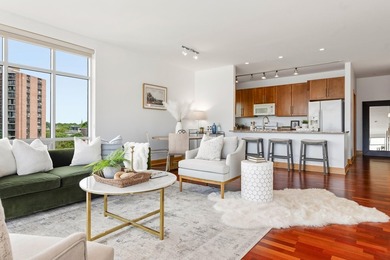 Floor-to-ceiling windows frame the spectacular 270 city views - photo 10