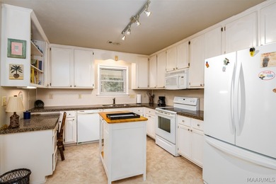 Beautifully maintained 2-bedroom, 2-bath brick garden home - photo 16