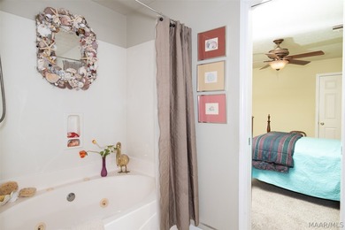 Beautifully maintained 2-bedroom, 2-bath brick garden home - photo 25