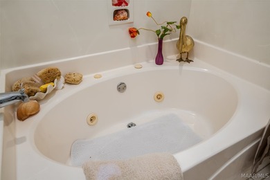 Beautifully maintained 2-bedroom, 2-bath brick garden home - photo 26