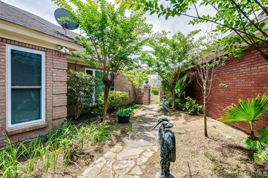 Beautifully maintained 2-bedroom, 2-bath brick garden home - photo 32